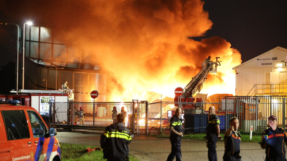 Grote brand in loods Johan Huizingalaan, veel brandweerwagens aanwezig