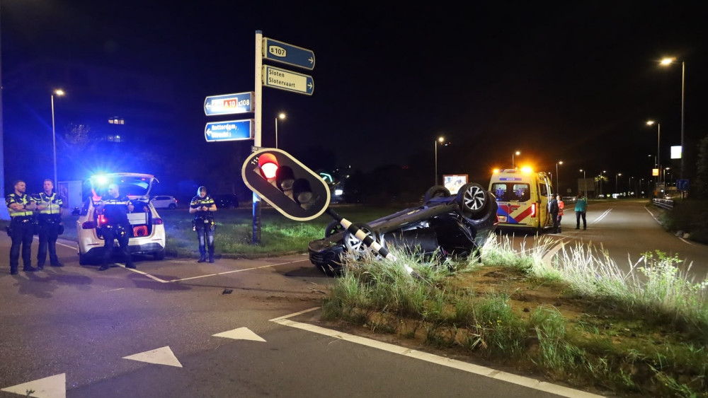 Auto belandt op kop in buurt van A10 West, inzittende gewond