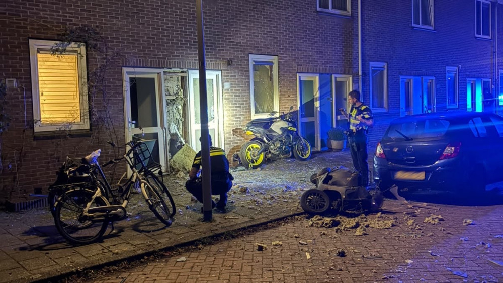 Veel schade door explosies bij woningen in Nieuw-West en Noord