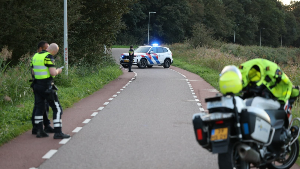 Canta belandt in kanaal in Noord, omstanders springen het water in