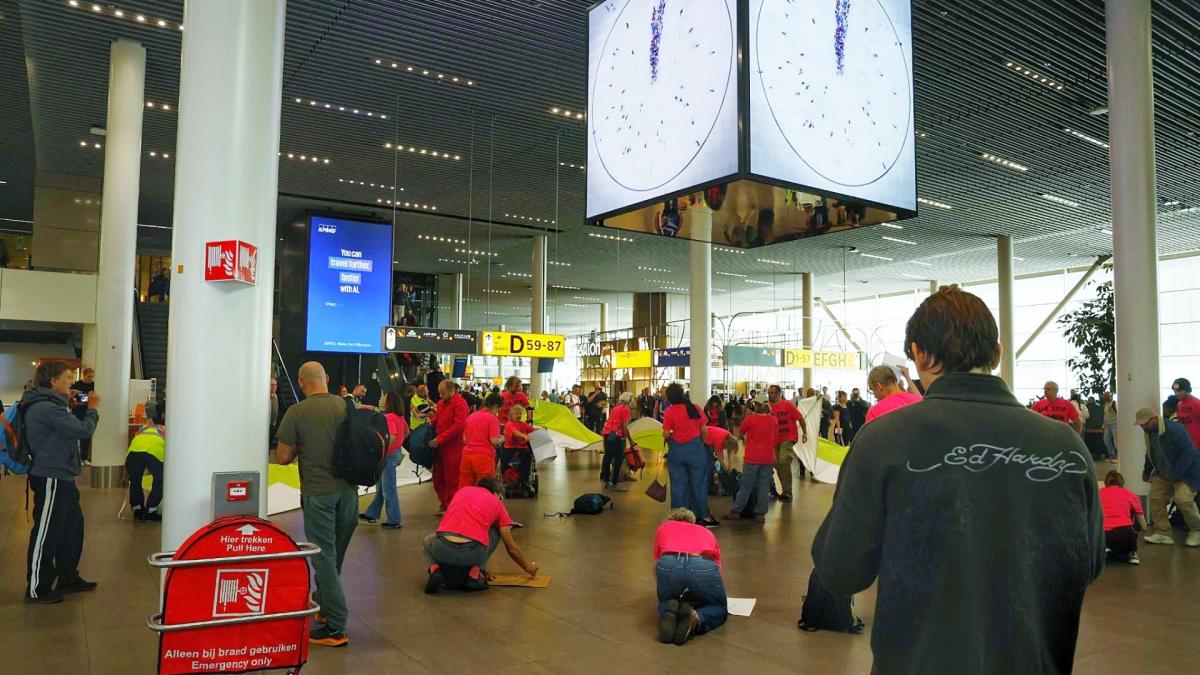 32 XR-demonstranten aangehouden bij protestactie op Schiphol