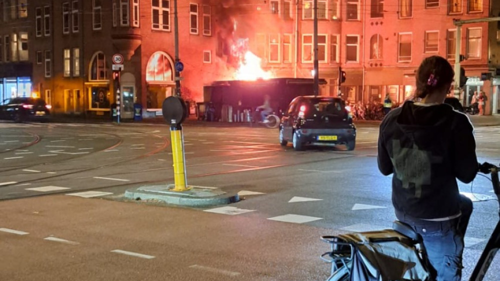 Brand bij bloemenstal aan de Amstelveenseweg