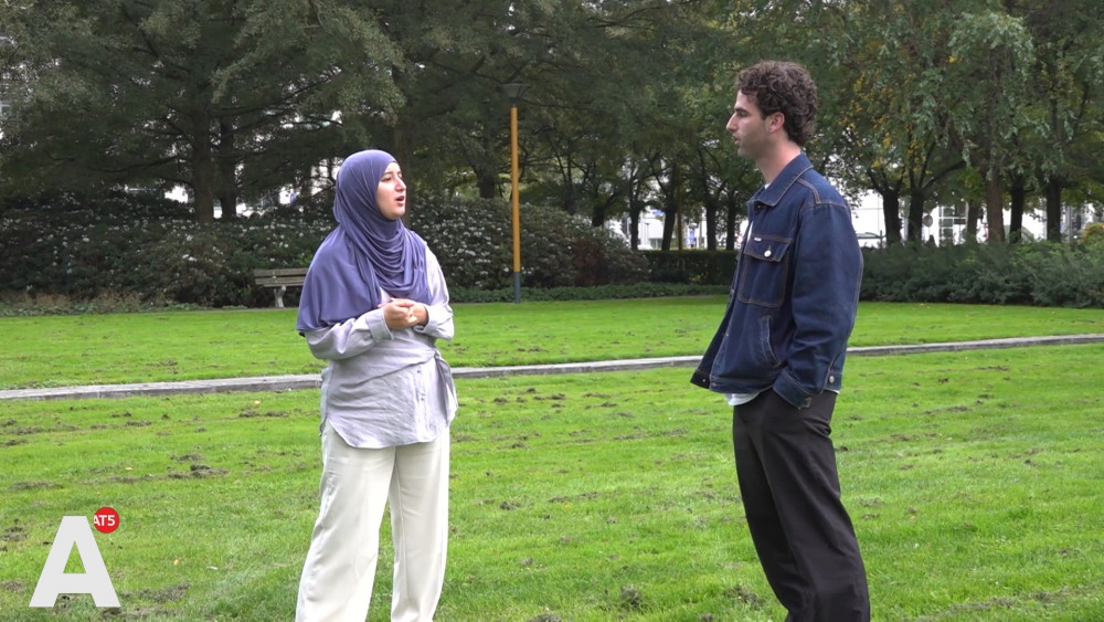 Joodse Boaz en moslima Oumaima willen dialoog gaande houden: "Moeten elkaar vasthouden"