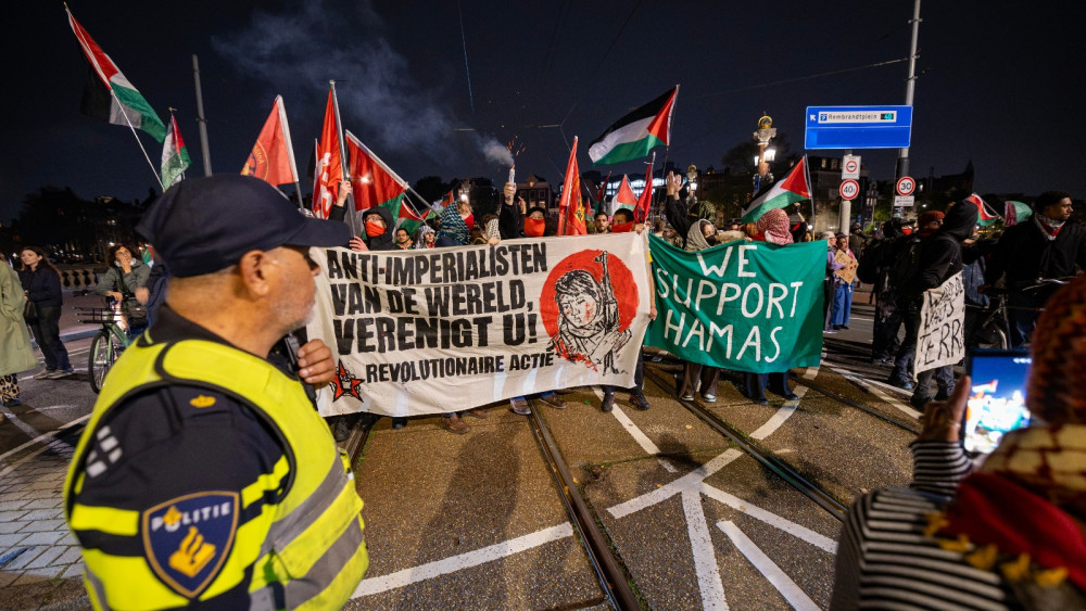 "We support Hamas" op spandoek: strafbaar of vrijheid van meningsuiting, waar ligt de grens?