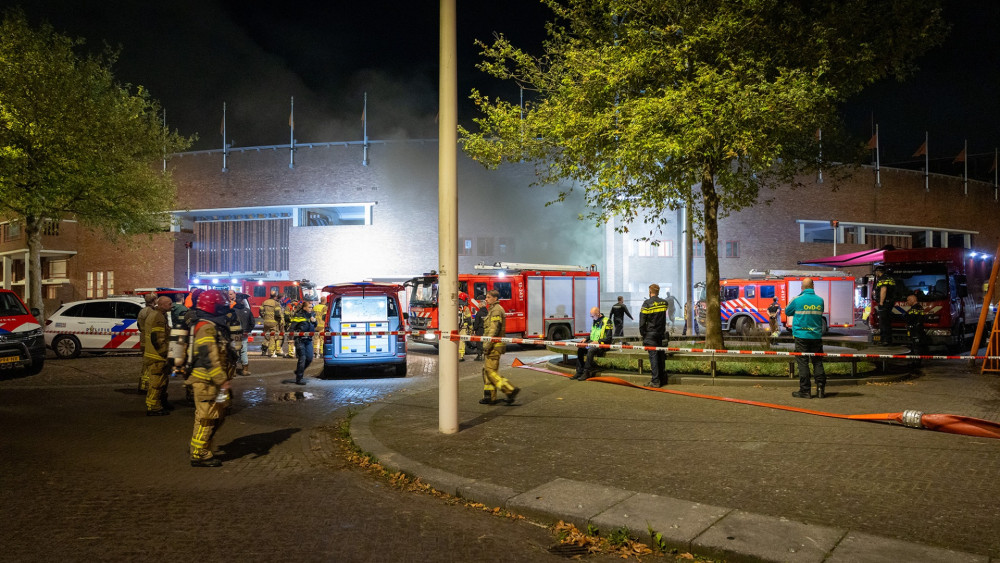 Roek- en roetschade aan Olympisch Stadion na brand parkeergarage, auto's nog niet op te halen