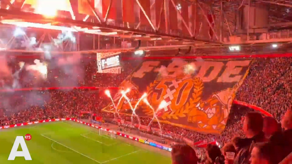 Harde kern Ajax viert 50-jarig jubileum met vuurwerk in Johan Cruijff Arena