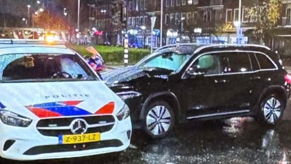 Automobilist botst op politieauto en blijkt onder invloed van drugs