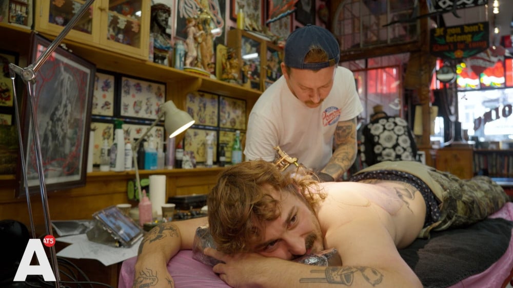 Team van Henk Schiffmacher tatoeëert Rembrandt op de rug van Bo: "De perfecte rug"