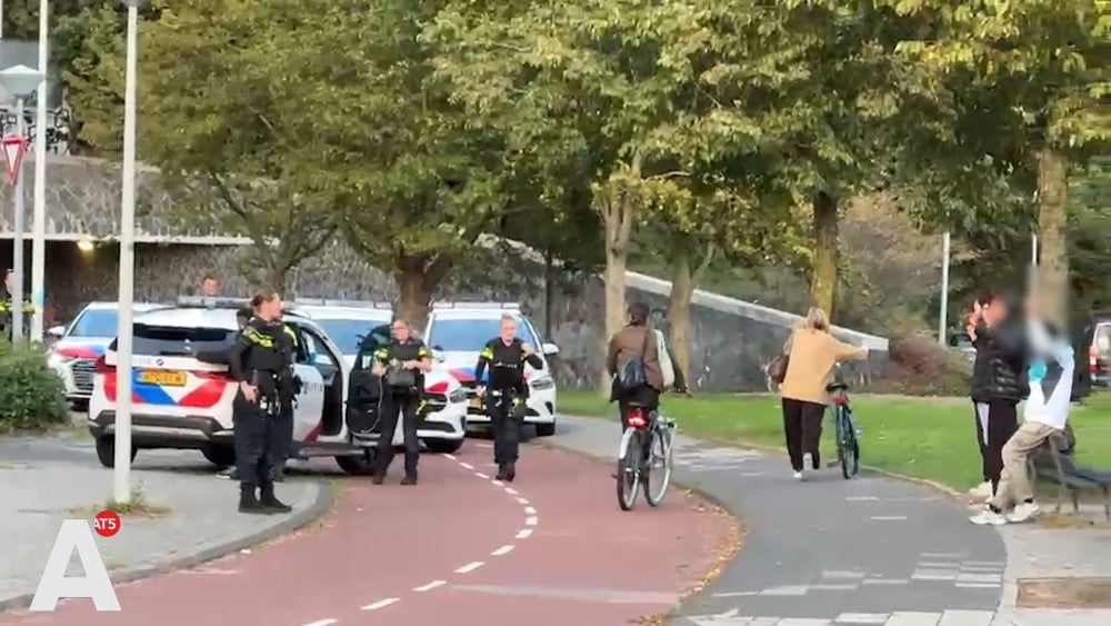 Politie onderzoekt straatroof in Oost, agenten in kogelwerende vesten aanwezig