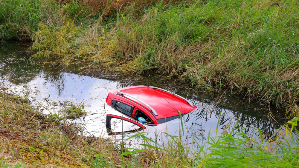 Dochter ziet haar moeder de sloot inrijden en aarzelt geen moment