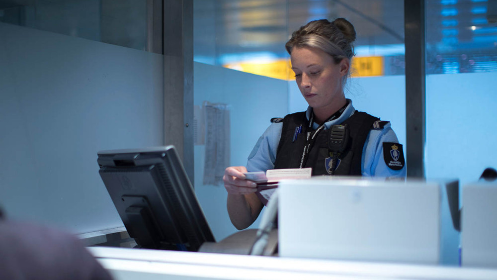 Lange rijen op Schiphol: elektronische paspoortcontrole uitgevallen
