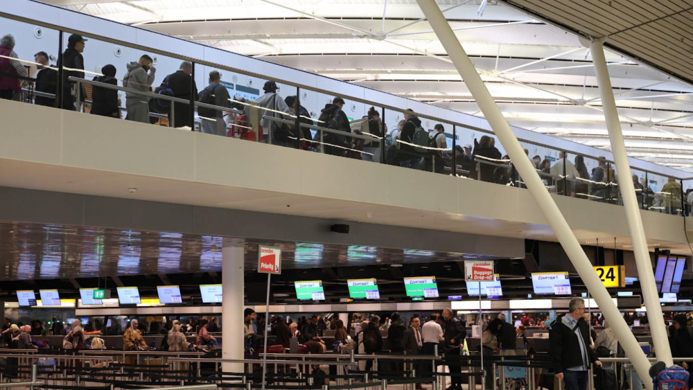 Storing bij paspoortcontrole Schiphol verholpen, honderden reizigers missen vlucht