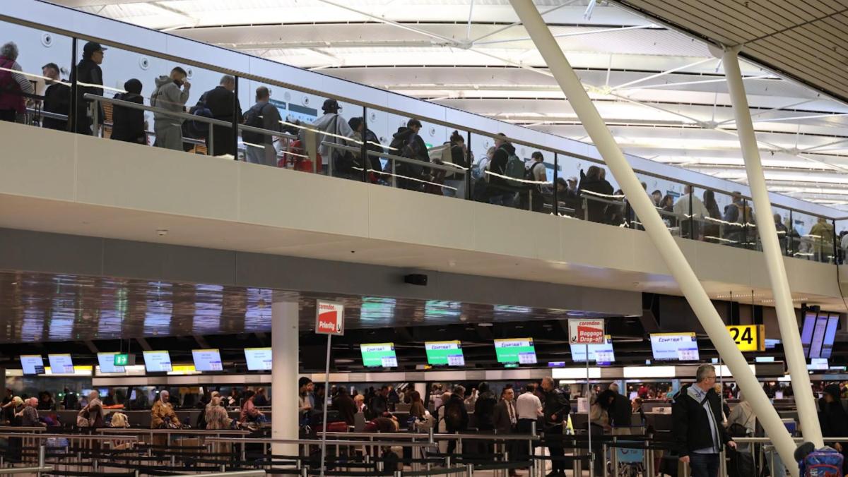 Storing bij paspoortcontrole Schiphol verholpen, honderden reizigers missen vlucht