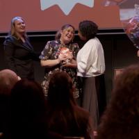 OMARMPRIJS Raad is Daad, Noordjes Schrijflab en Groene Kans winnaars Omarmprijs 2026