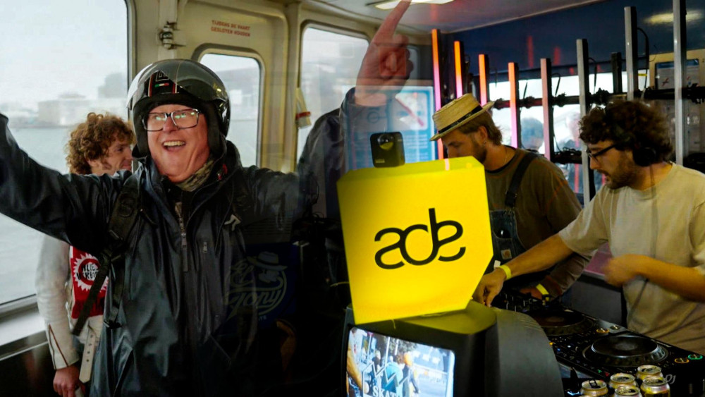 Raven op de pont: "Dit is Amsterdam op zijn best"