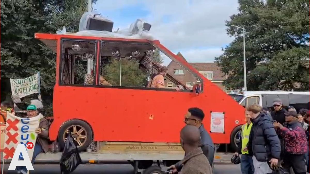 Demonstranten dansen door Noord om het stadsdeel 'gestoord' te houden
