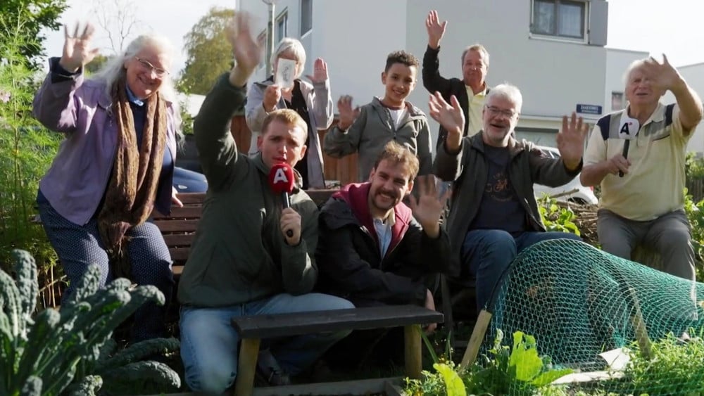 Oogsten aan de Zaaiersweg in de moestuin van Ilias en Evert