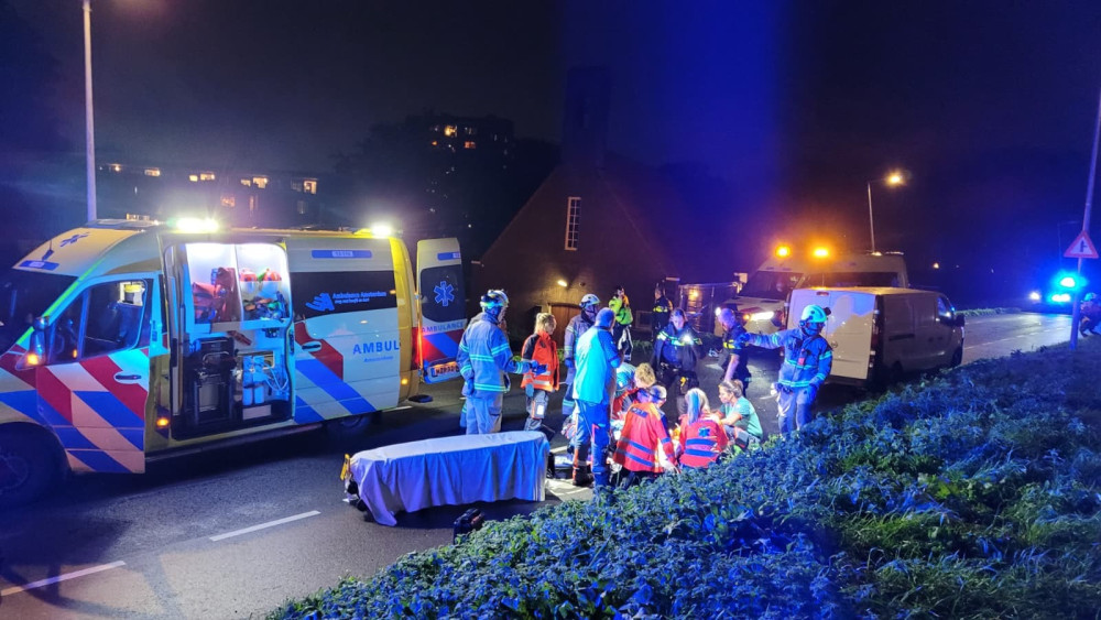 Fietser raakt zwaargewond door aanrijding met busje in Noord