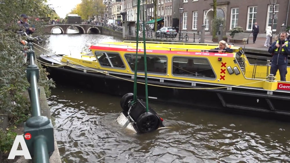Autootje in de gracht geduwd: ''Dit gebeurt wel vaker, ik heb er al vier uit het water gevist"